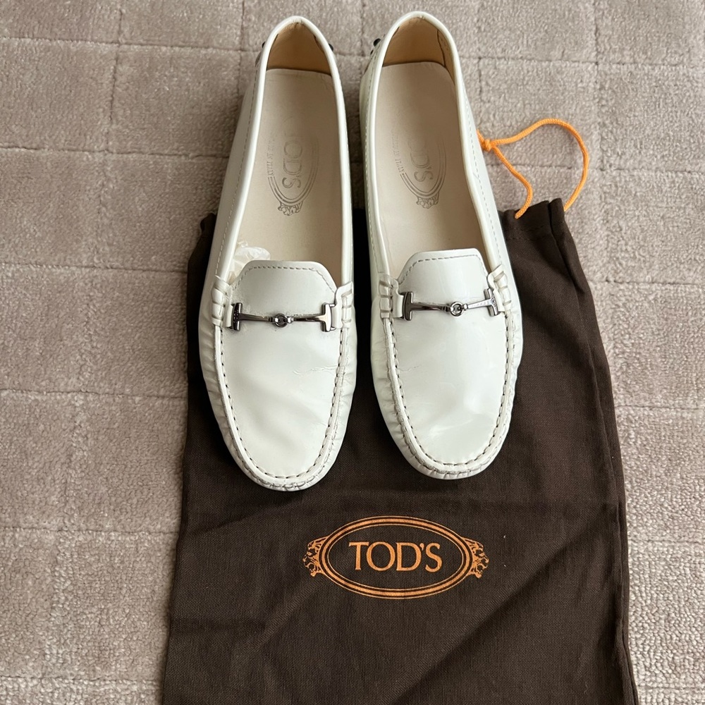 Tod’s Gommino Driving Shoes in White Patent Leather. Size 38.